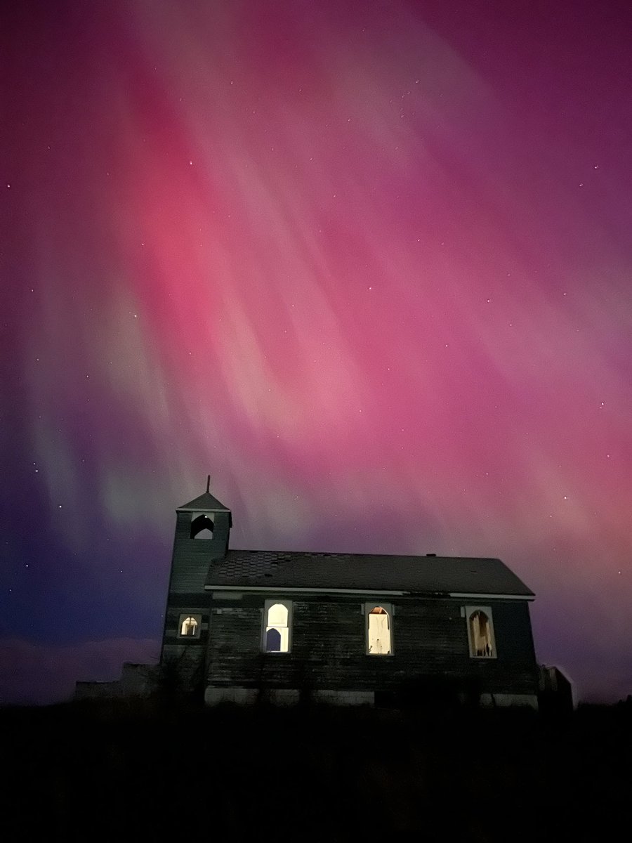 laurenbacawx's tweet image. I never thought I would experience pulsing aurora overhead in the United States. South Dakota came through. It’s 3 am and we are just now wrapping up. Time to sleep all day and do it over again tonight! I love solar max!