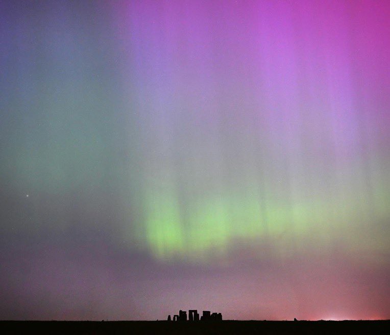 Stonehenge #Auroraborealis I’ve never seen anything like it! Via @JeffOvers 🙏👏