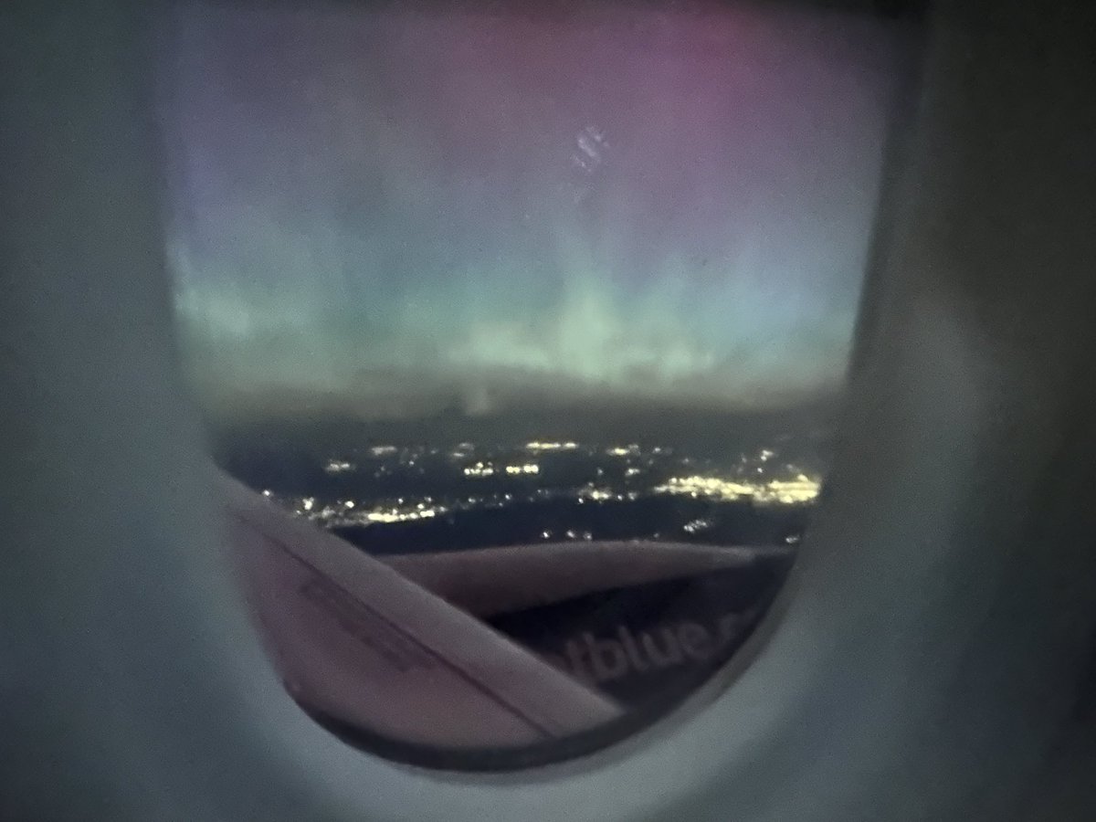 The Aurora tonight from a Jet Blue Airbus A220 “Wookie” via @orebeachgirl 😎