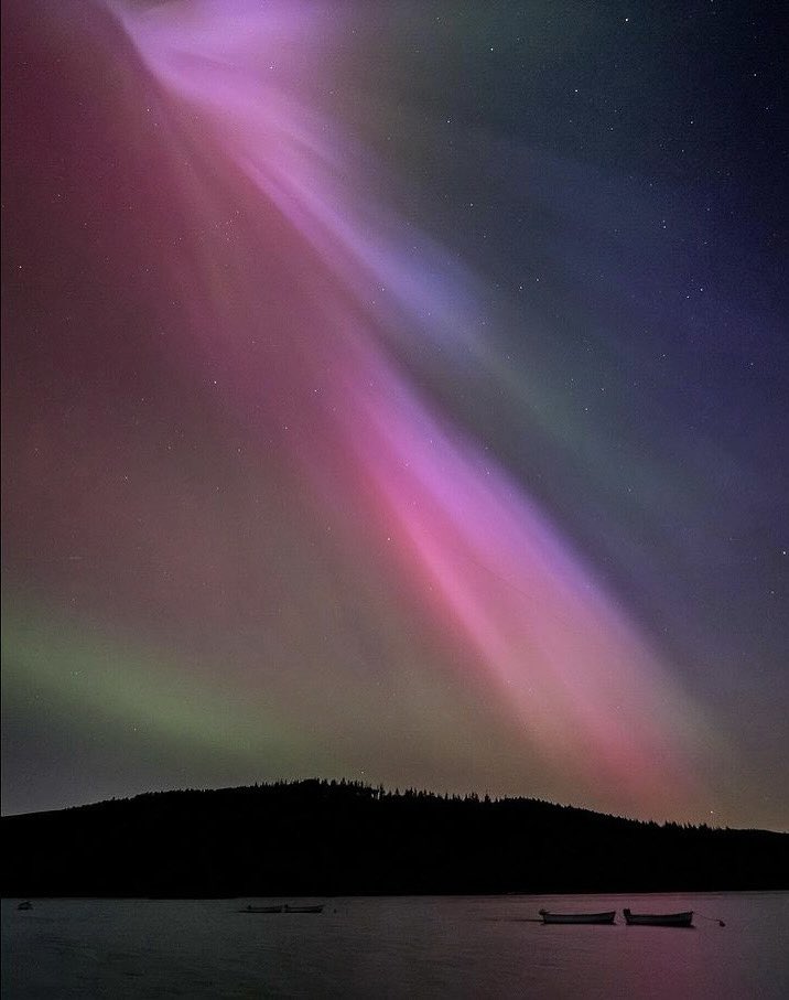 Just outside of Sheffield, an amazing shot here capturing the Northern Lights (Aurora Borealis) against the silhouette of Ladybower Reservoir by @gemma_barnes 📸👏🤩 If (like us) you were tucked up in bed when this magical natural phenomenon was taking place, there could be