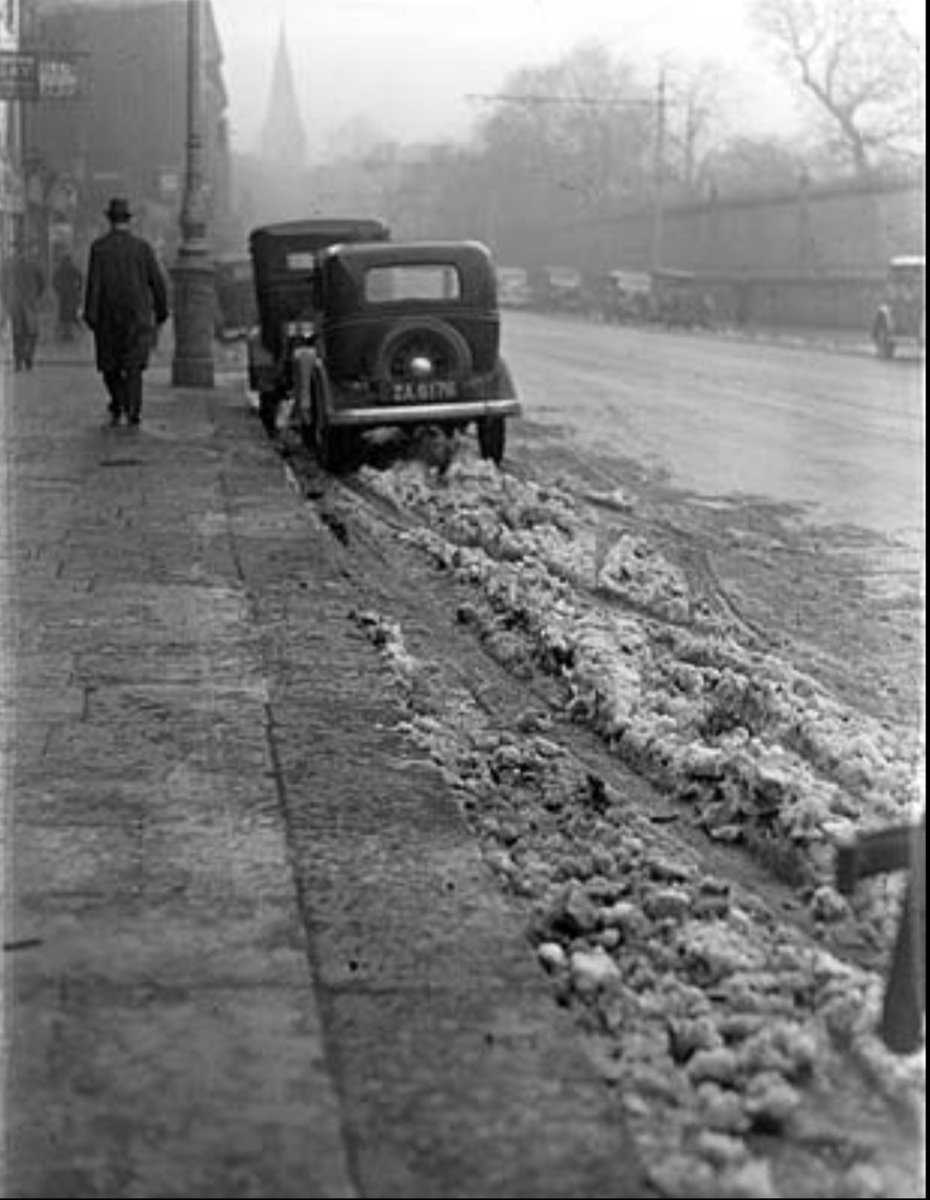 Another snow scene from  February 1936, this time on Nassau Street in Dublin, opposite Trinity College. From The Independent Newspapers (Ireland) Collection. #vintagedublin #visitdublin @OldDublinTown @littlemuseumdub
