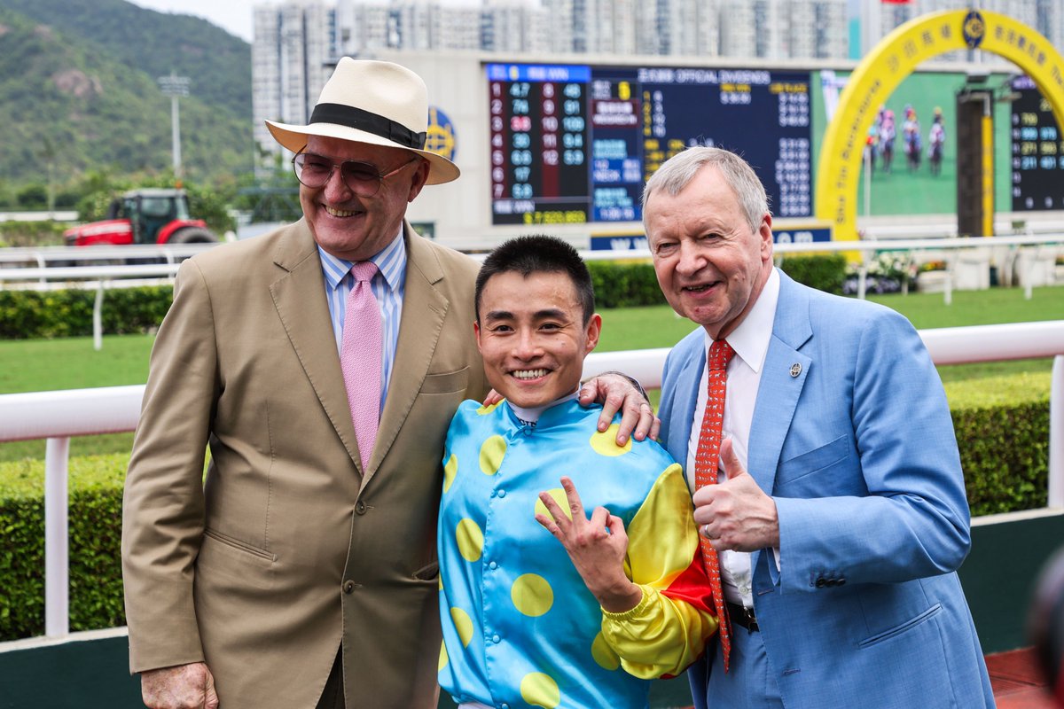 The 300-win club's newest member, Keith Yeung! 🤝 #HKracing