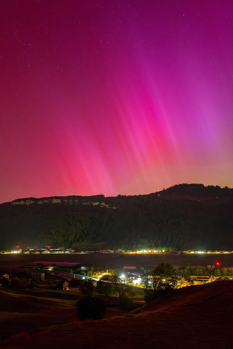 Magische Polarlichter gestern über der Schweiz 🇨🇭
Stans 📷Christina Polz 
Buochs 📷 Tino Scherer
#AuroraBorealis #Polarlichter #Nidwalden #Switzerland #Schweiz