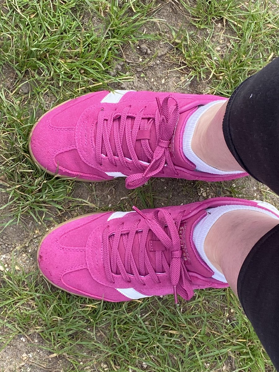 #RaceforLife 10k  #RegentsPark starts at 10am -hoping the new pink trainers will make up for lack of training!!! @raceforlife