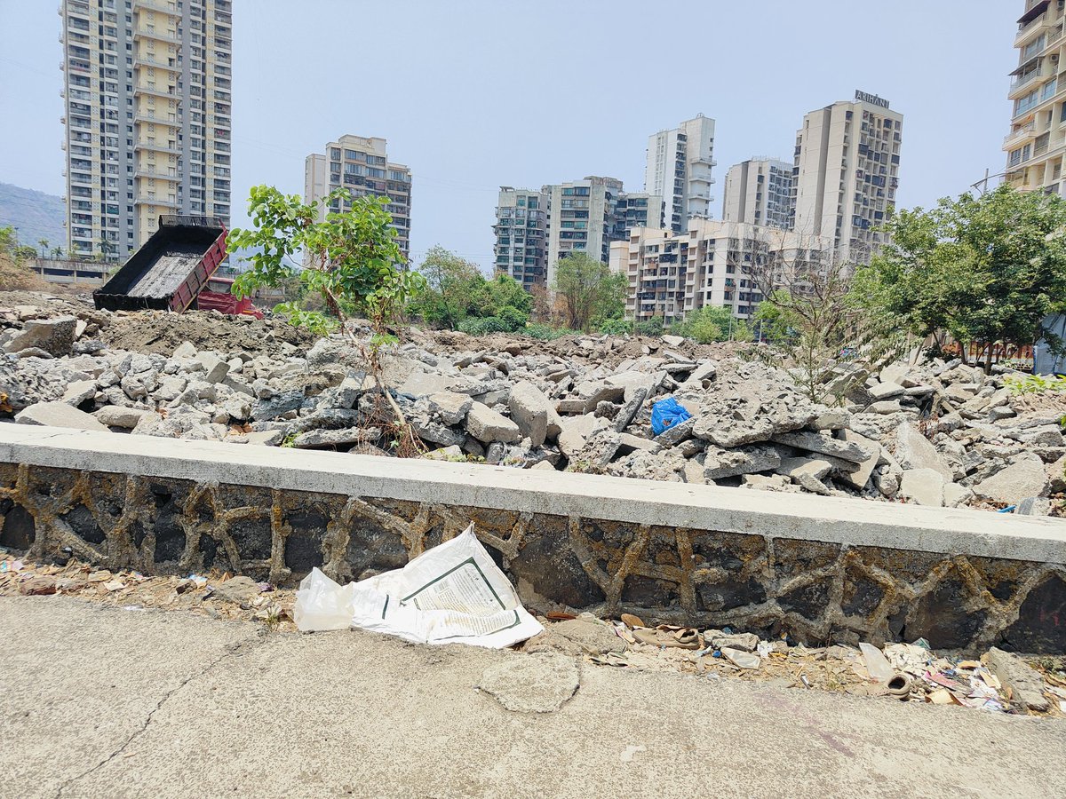 ParveenGro1611's tweet photo. @PanvelCorp @CIDCO_Ltd @Navimumpolice @KhargharBot @VoiceOfKharghar @SakalMediaNews @KhargharCivic @NaviMumbaiWetl1 @TOI_NaviMumbai Current situation of "The Park" after 2 months of debris dumping.

Appeals falling on deaf ears of @CIDCO_Ltd @PanvelCorp 

@TOI_NaviMumbai
Can you please help here? https://t.co/bUlWrjGYBg