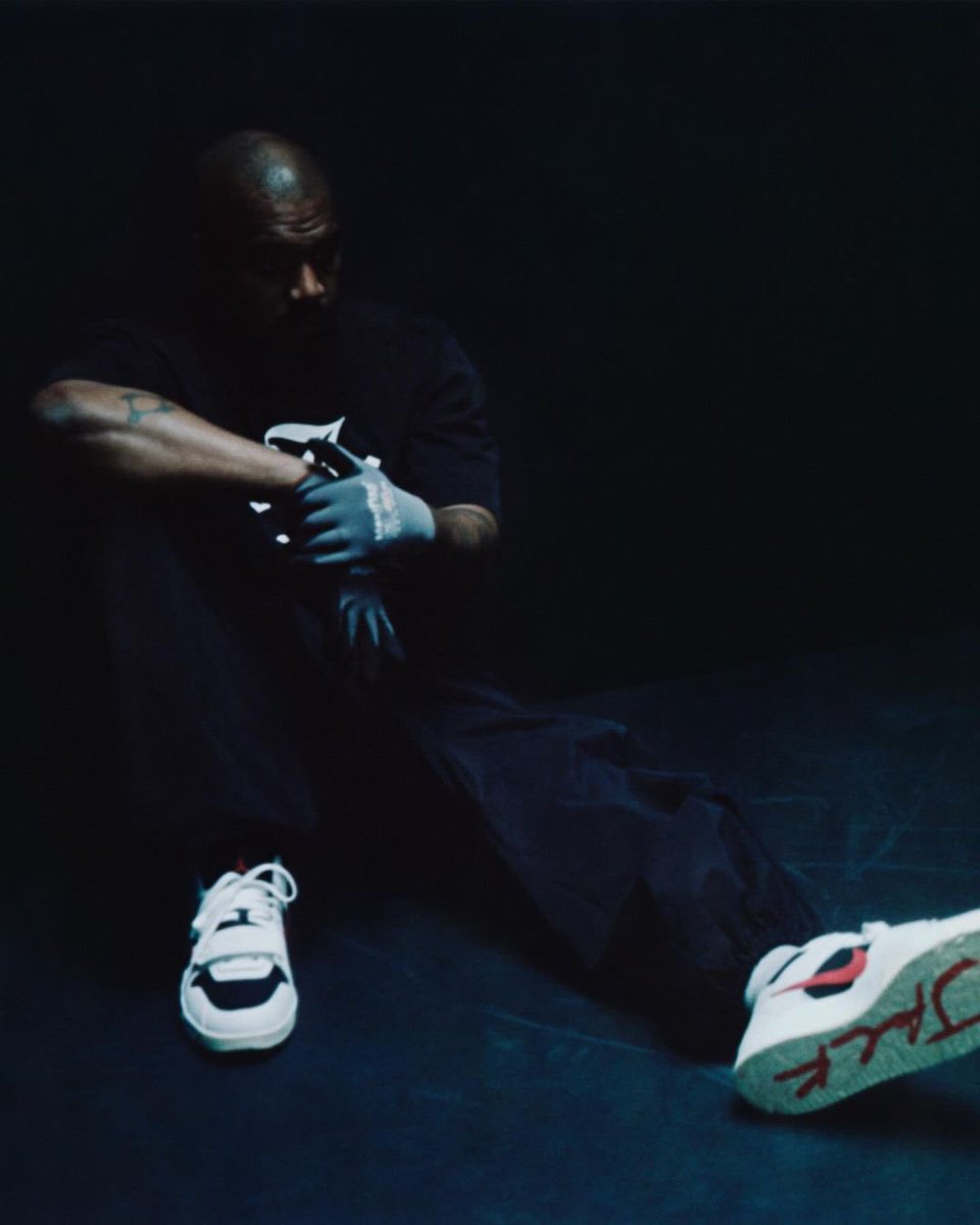 Kanye West, Nike x Cactus Jack koleksiyonunun yeni ürününün tanıtımı için kamera karşısına geçti.
