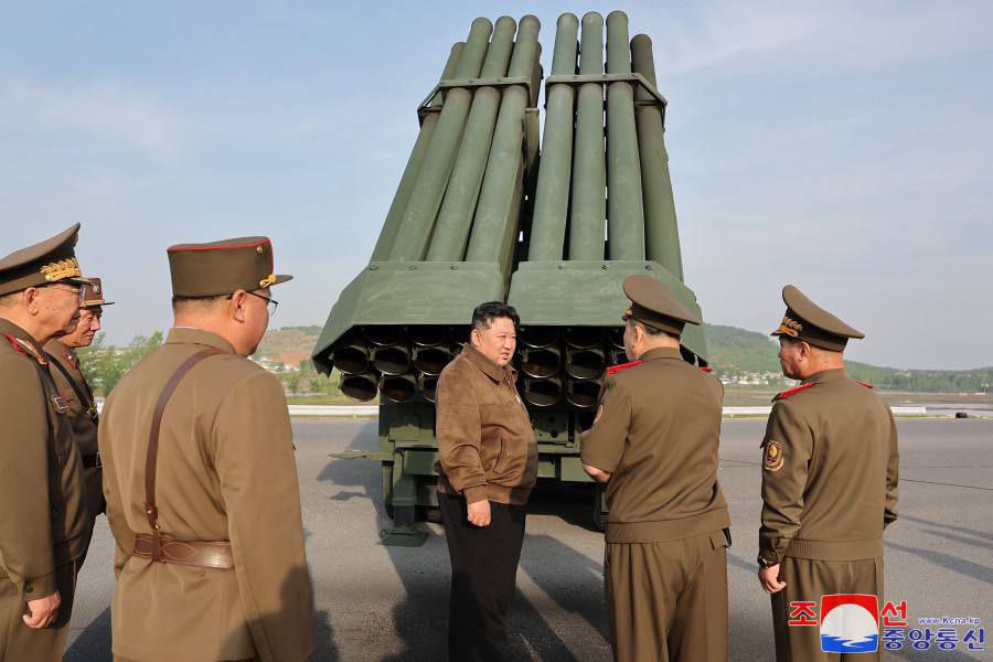 Kuzey Kore lideri Kim Jong-Un, yüksek hareket kabiliyetine ve ateş yoğunluğuna sahip yeni MLRS sisteminin test atışını gerçekleştirdi.