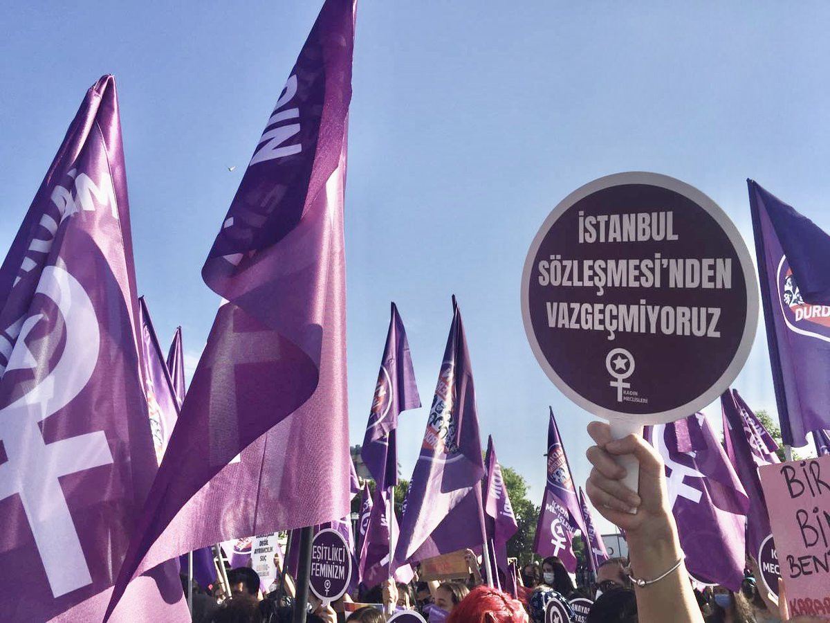 13 yıl önce bugün İstanbul Sözleşmesi imzaya açıldı ve Türkiye ilk imzacısı oldu. “Kadın cinayetlerinin çözümü nerede” denildiğinde ilk işaret ettiğimiz yer İstanbul Sözleşmesi’dir. Çözümsüz olduğunu söyleyenlerle de, çözümü göz göre göre uygulamayanlarla da mücadelemiz sürecek.…