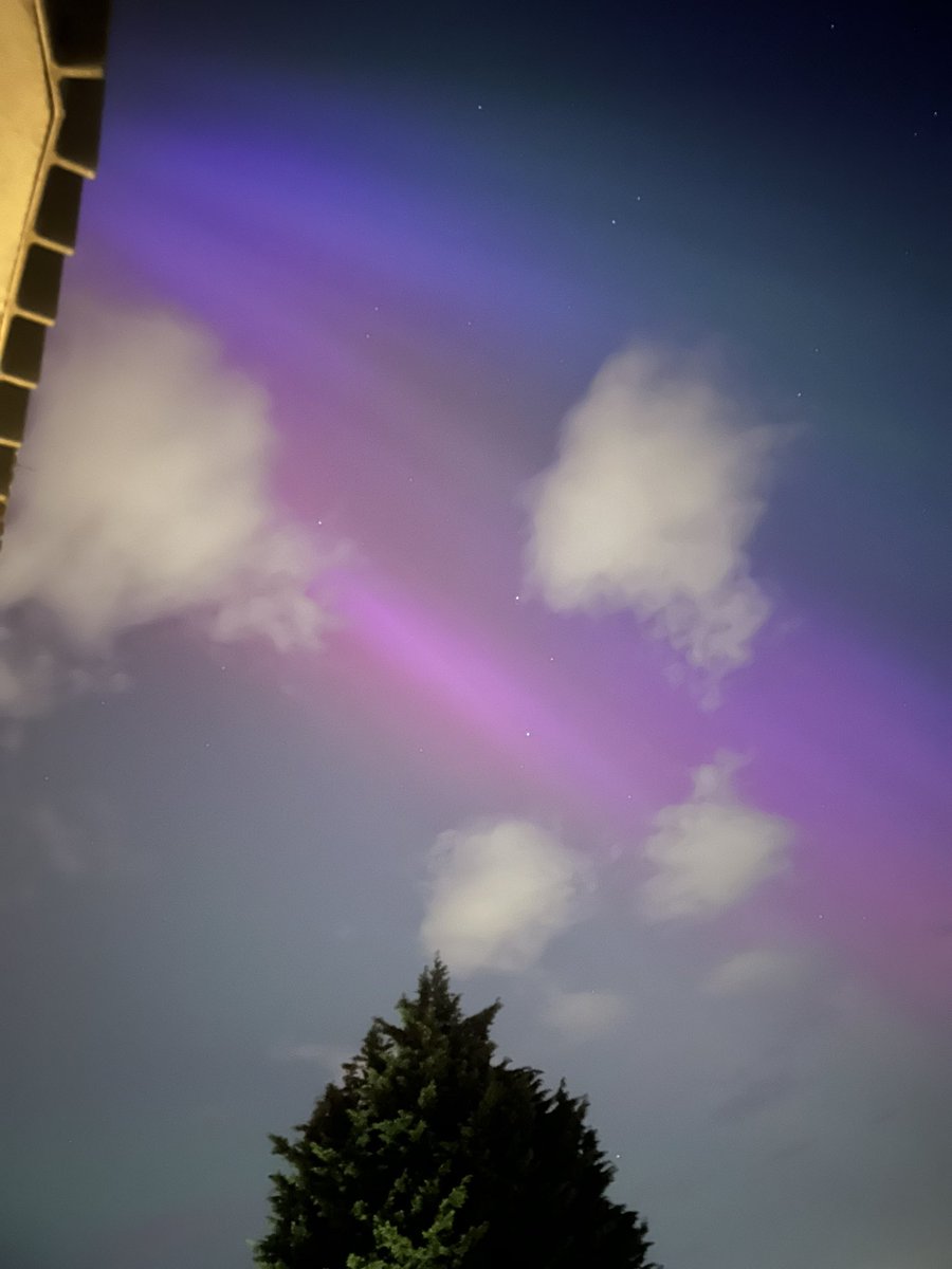 givis05's tweet photo. Nunca pensé que llegaría a ver las Auroras desde mi casa 🥹 https://t.co/khKxA4ist5