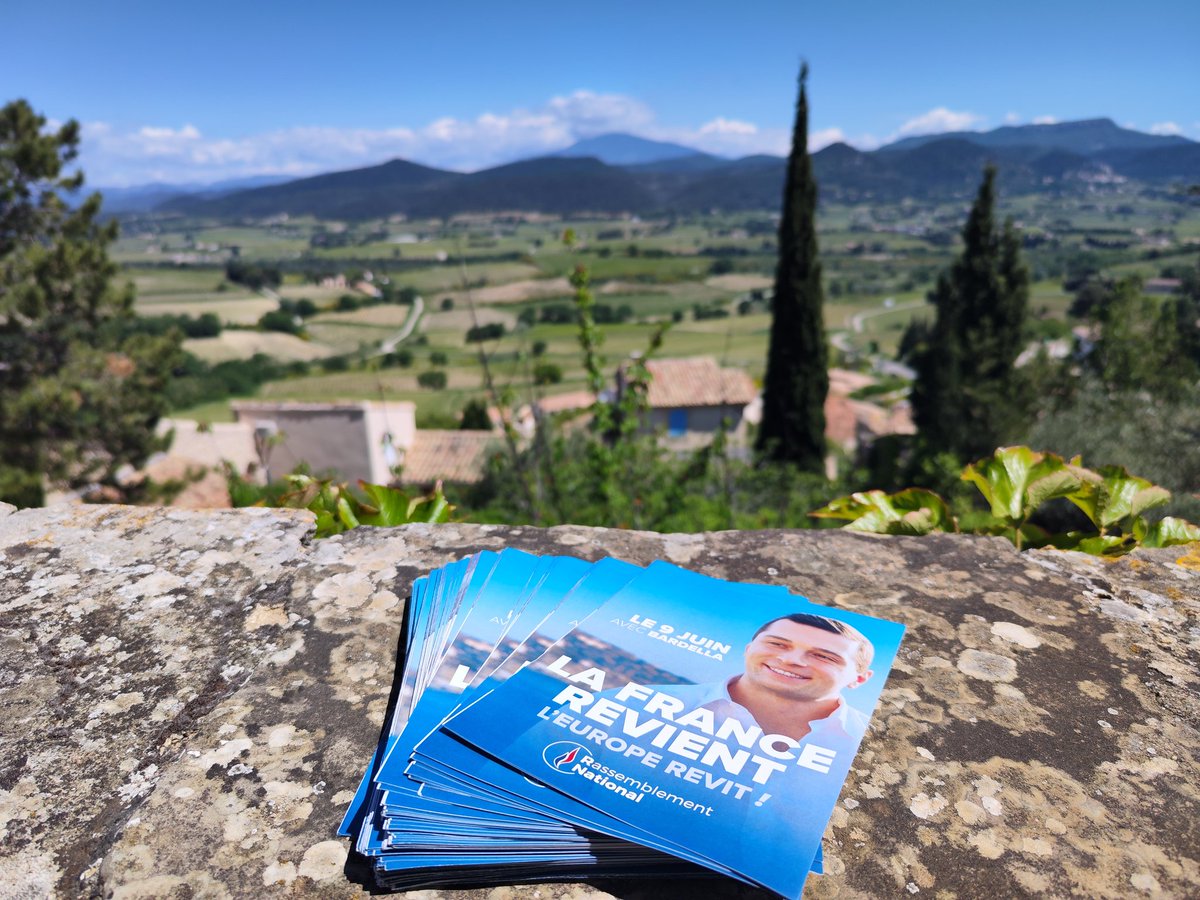 KevinBanck's tweet photo. Séance de boitage ce jeudi à #Rasteau et #Roaix dans notre cher Haut Vaucluse, avec le compagnon Pascal. Nos villages sont magnifiques !
Un seul drapeau, une seule patrie. Pour un avenir Français, le 9 juin votez @J_Bardella ! 🇫🇷
#VivementLe9Juin
@RNational_off https://t.co/PyyrGEXDm7
