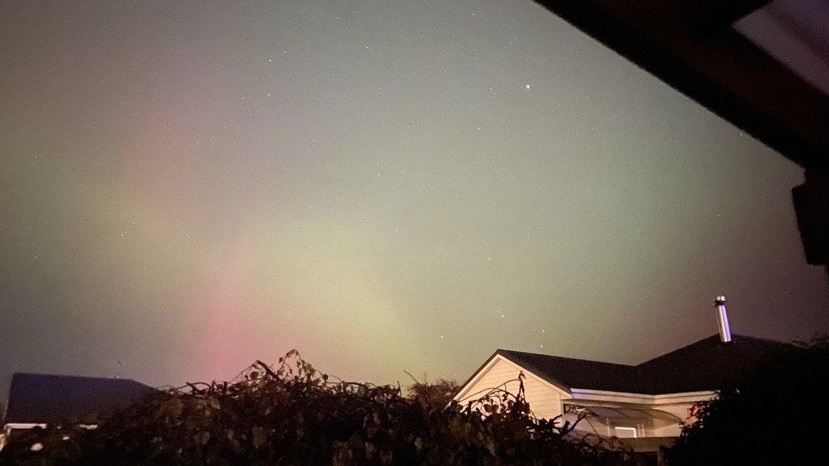lolly9974's tweet photo. Sad to have missed the aurora in Scotland last night as I’m not at home,  but it’s given us a show in New Zealand this evening, not bad considering I’m in a town #AuroraBoreal https://t.co/GD0Khpqx6N