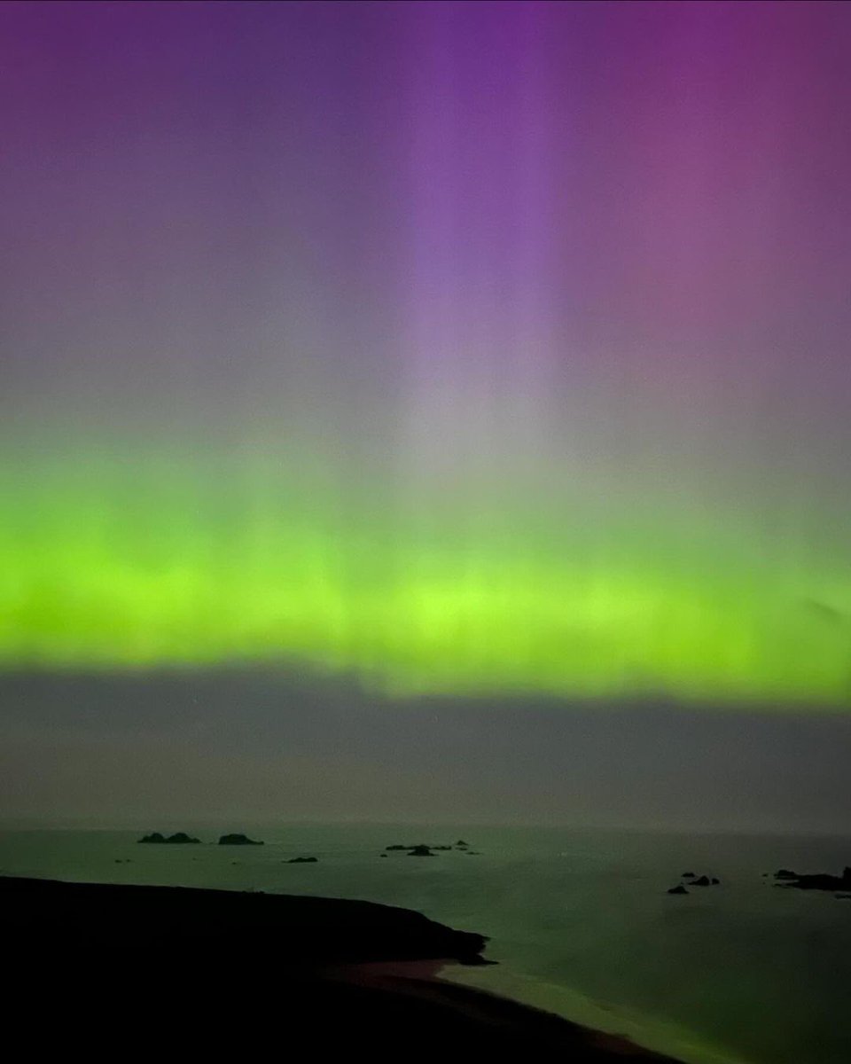 Peig Sayers cottage under the Northern Lights on the Great Blasket Island…what a sight to behold 🩷💜💚

#greatblasketisland #kerry #dingle #blasketislands #nothernlights #auroraborealis #peigsayers #ireland