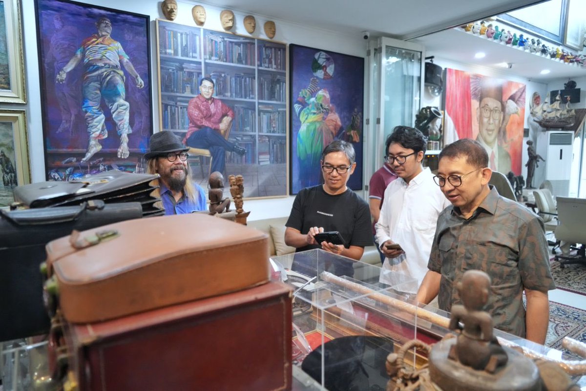 Kunjungan Mas Sardono W Kusumo, seniman budayawan n maestro Tari Indonesia ke ⁦@FadliZonLibrary⁩ . Usianya kini 79 tahun n sdh berkiprah di dunia seni sejak 1961 hingga kini.