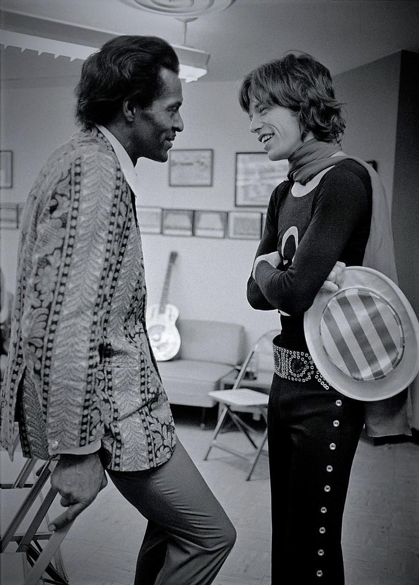 #MickJagger & #ChuckBerry At #MadisonSquareGarden So cool 😎 NEW YORK - NOVEMBER 28: Mick Jagger of the rock and roll band 'The Rolling Stones' chats backstage with Chuck Berry at Madison Square Garden in a concert that was recorded and later released as the live album 'Get Yer…