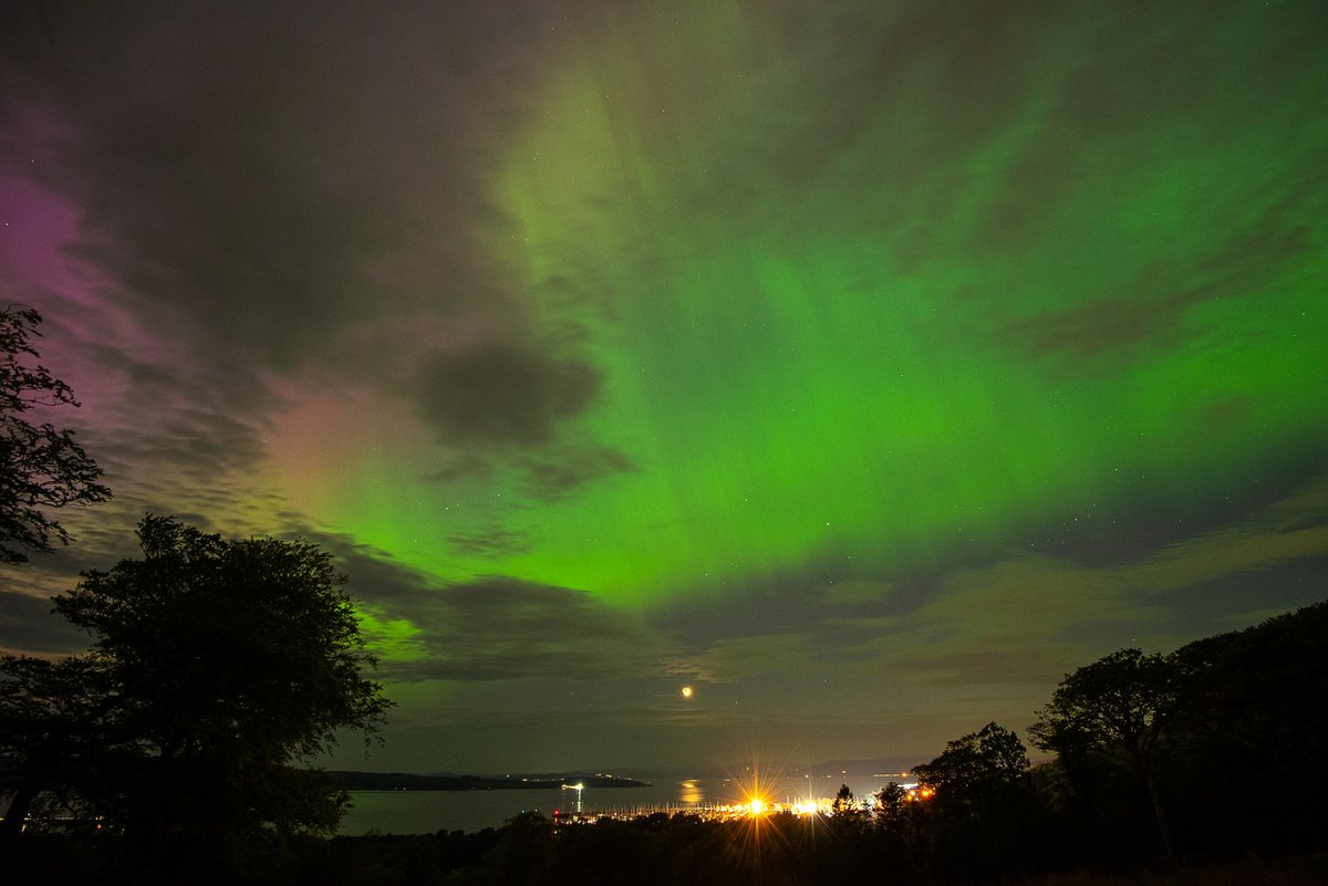 The Aurora Borealis looking over the town of Largs, Scotland last night. #solarstorm #SpaceWeather #auroreboreale #Auroraborealis #SolarFlare #NorthernLights #geomagneticstorm #SolarFlare #Scotland

<a href="/BBCScotWeather/">BBC Scotland Weather</a> <a href="/KelburnEstate/">Kelburn Estate</a>