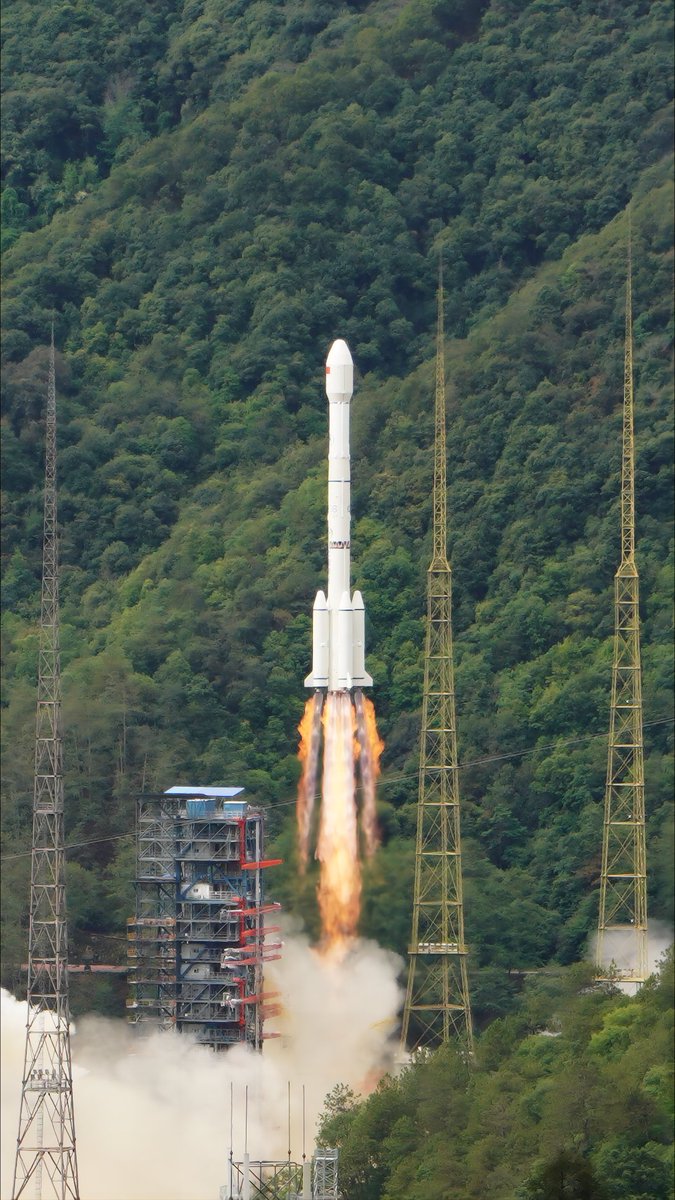 China's 1st medium-orbit broadband comms satellite launched! 🛰 On May 9, the 'Smart Sky Network' 01 successfully lifted off. This constellation will offer global personalized broadband and link with low & high-orbit satellite nets, forging a fresh space 6G network！ 🚀🌐 #China