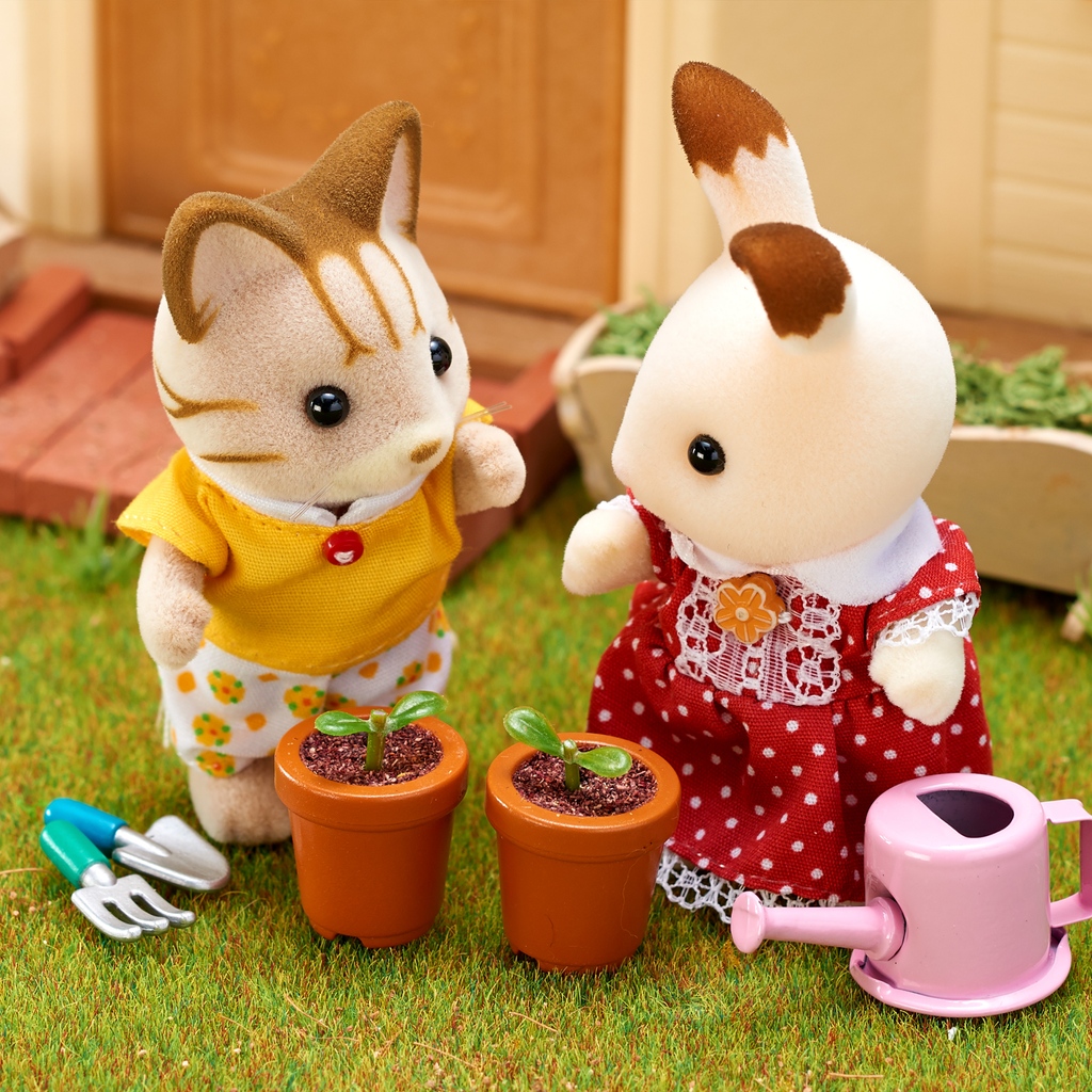 Shane and Freya both love gardening, especially when they can do it together! 🌱 Today they’re potting some new plants. What kind of flower do you think will bloom? 🪴 #flowers #gardening #potplants #friends #fun #sylvanianfamilies #sylvanianfamily #sylvanian #calicocritters