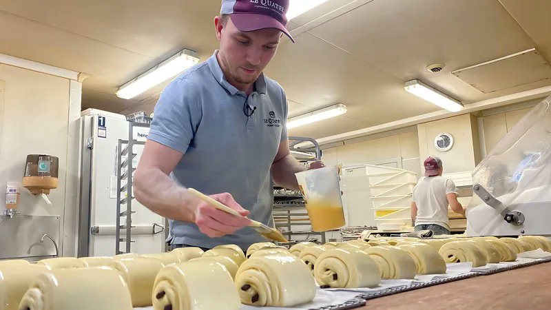 Vidéo. Cet artisan boulanger est le champion de France du pain au chocolat et en vend 400 chaque week-end france3-regions.francetvinfo.fr/pays-de-la-loi… #Angers #painauchocolat #chocolatine #gastronomie