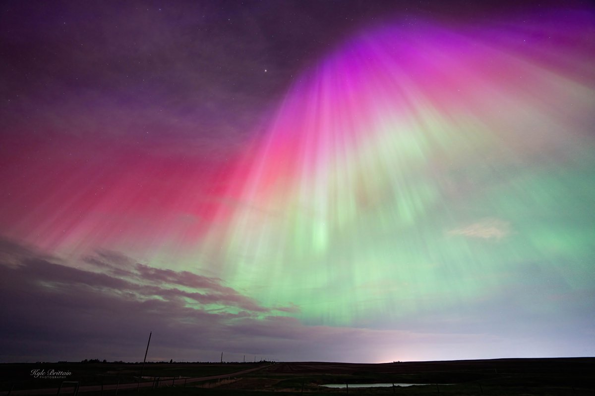 That was the most incredible display of aurora I have ever seen.

This was looking SOUTH from near Calgary, Alberta! #yyc #Auroraborealis