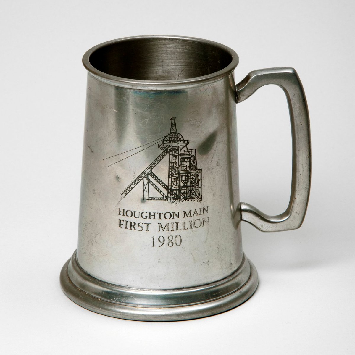 #MiningMonday Do you own any mining memorabilia? Here's a tankard from Houghton Main and keyring from Grimethorpe colliery celebrating the first one million tons of coal produced. experience-barnsley.com/digital/strike…