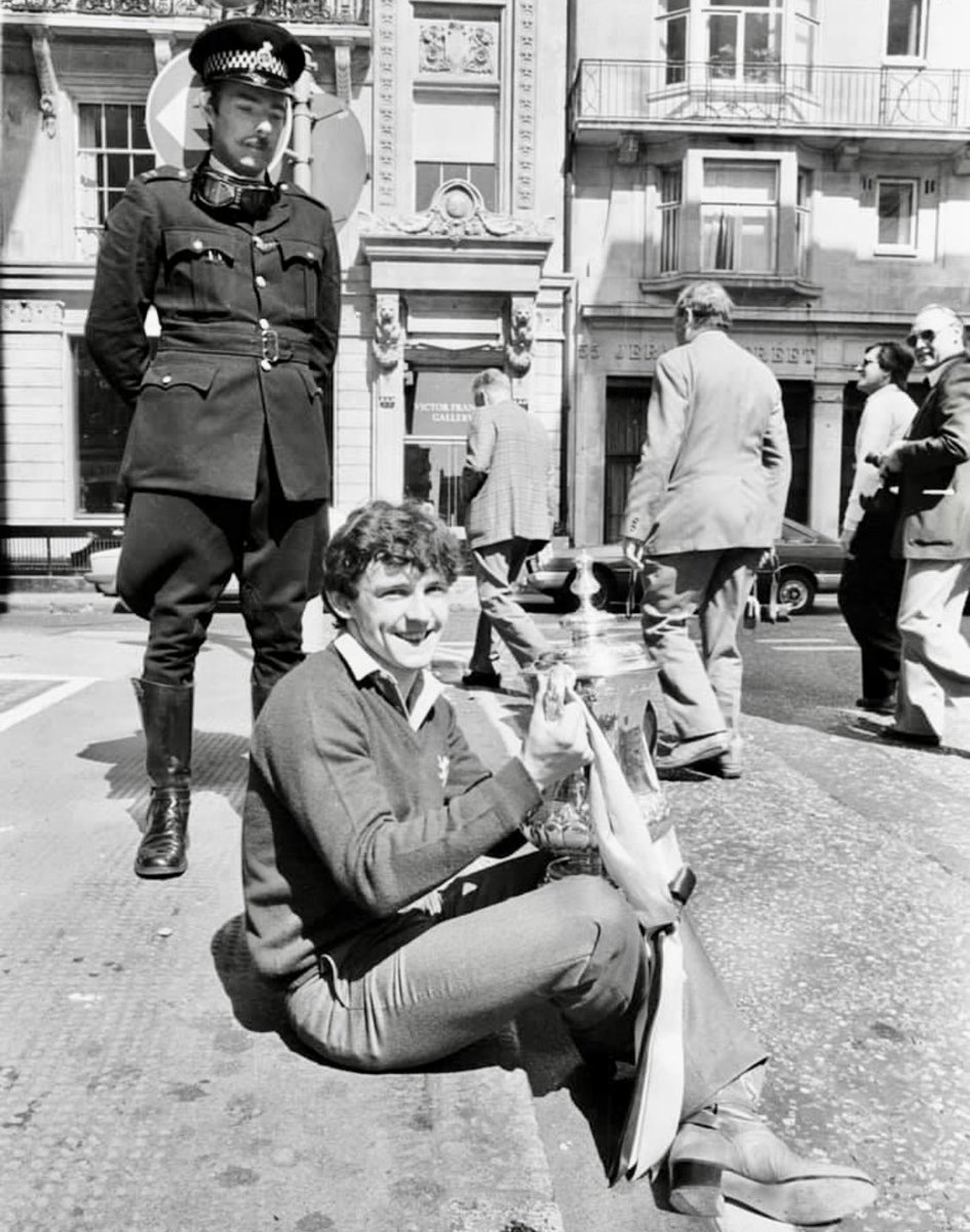 onesteviebacon's tweet image. On this day in 1980, I took this candid photo of Paul Allen outside the team hotel as we waited for the team bus to take us on the victory parade ⚒️
