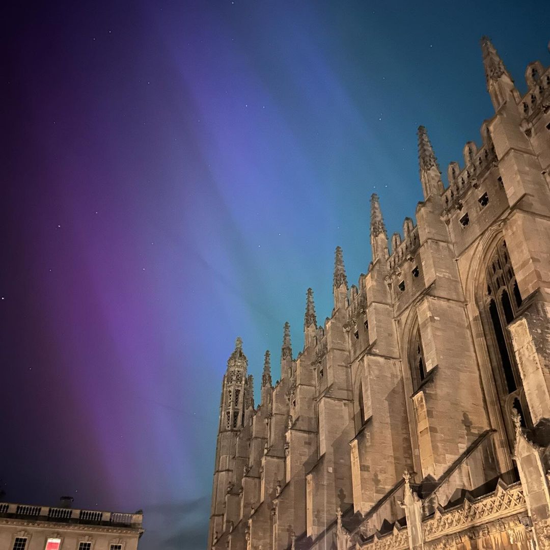 ⭐ The Northern Lights over Cambridge! 📸 Dan Sayle for @stjohnscam; @cambridge_astro; @j_a_clarkson; @msdepieri. #NorthernLights #AuroraBorealis #Cambridge