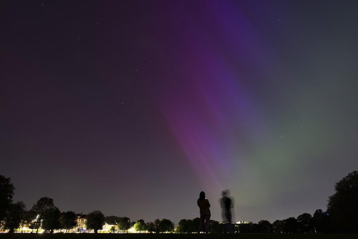 I’ve never seen anything more beautiful. Even with light pollution you could see the #NorthernLights in SW London. Shot from Wandsworth Park in East Putney. #Auroraborealis