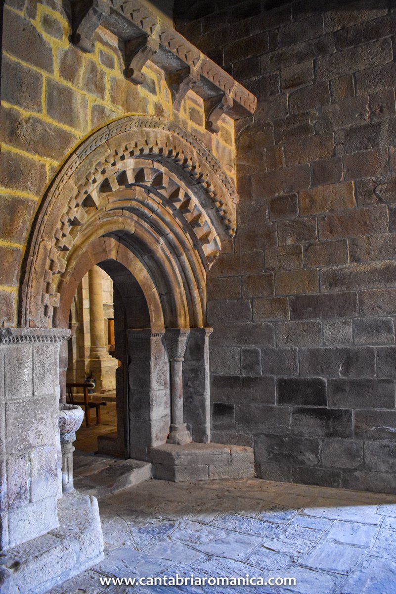 Portada de la Iglesia de San Juan en Mata de Hoz, S. XII, en #valdeolea. Cortada por una ampliación posterior del templo con una capilla lateral. #cantabria #arte #historia #romanico #medieval #patrimoniocultural #difusiondelpatrimonio