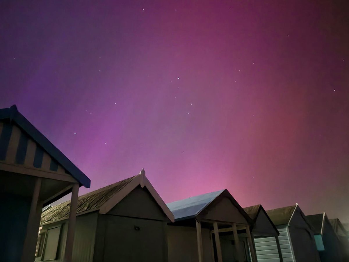 YourSouthend's tweet photo. Last night was special… here’s how the Aurora looked in Southend and at Hadleigh Castle! 

Post your best photos of the Aurora below!

Photos by Dawid Glawdzin, Laura Simmonds. https://t.co/6LQnoZ49IG