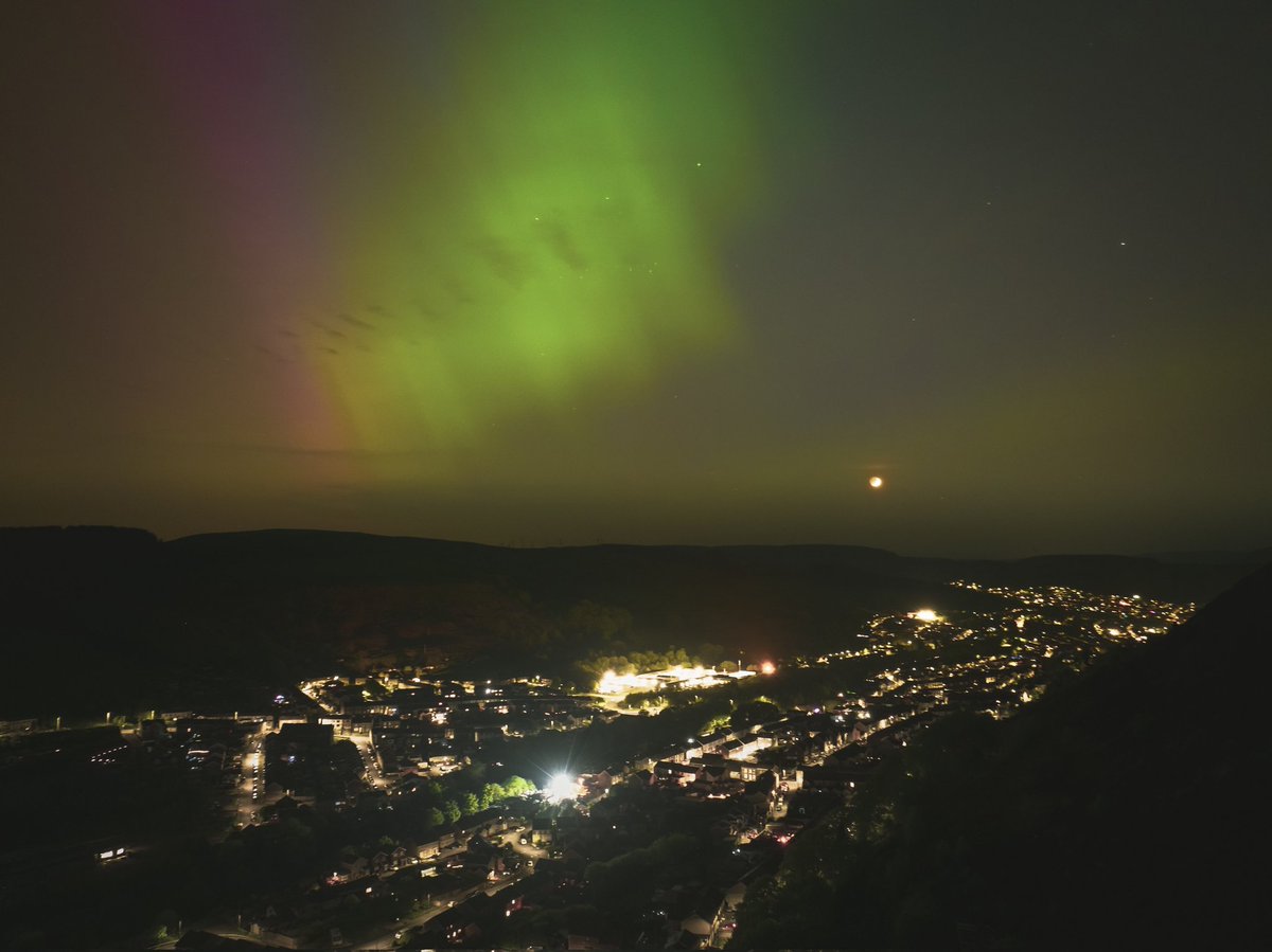 We travelled to Iceland and Norway, hoping to see the Northern Lights, only for us to see them in our own backyard 😅. What a spectacle! Mesmerised by the sight of this natural wonder. #northernlights #auroraborealis #wales #Rhonddavalleys #drone