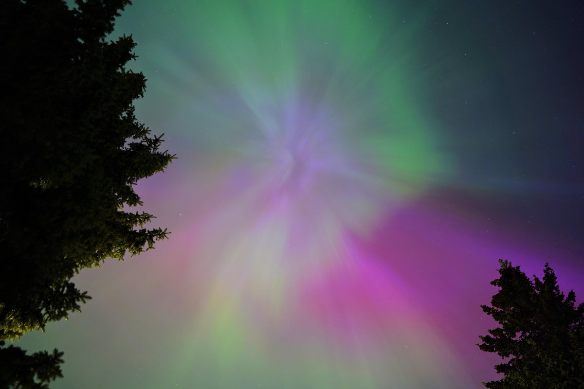 I've never seen such bright colors in the city. #yyc #Calgary #Alberta #Abstorm #shareyourweather <a href="/weathernetwork/">The Weather Network</a> #Auroraborealis #NorthernLights