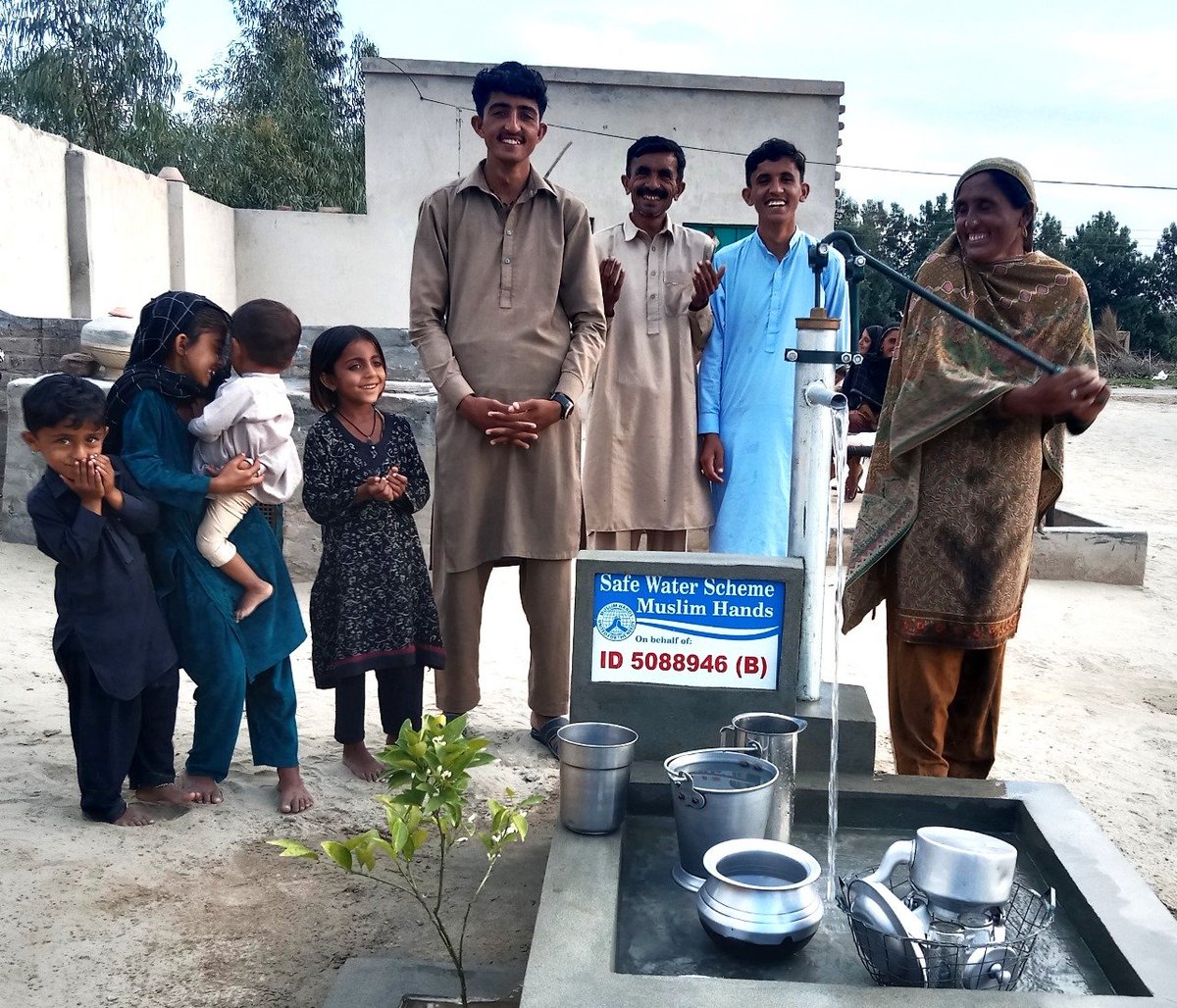 75 tube wells courtesy of Muslim Hands, now provide clean water to 525 beneficiaries in Bhakkar, Punjab, advancing SDG#6. With hygiene sessions, O&M kits, and training, we're empowering communities for a healthier tomorrow. 
#WaterForAll #Empowerment