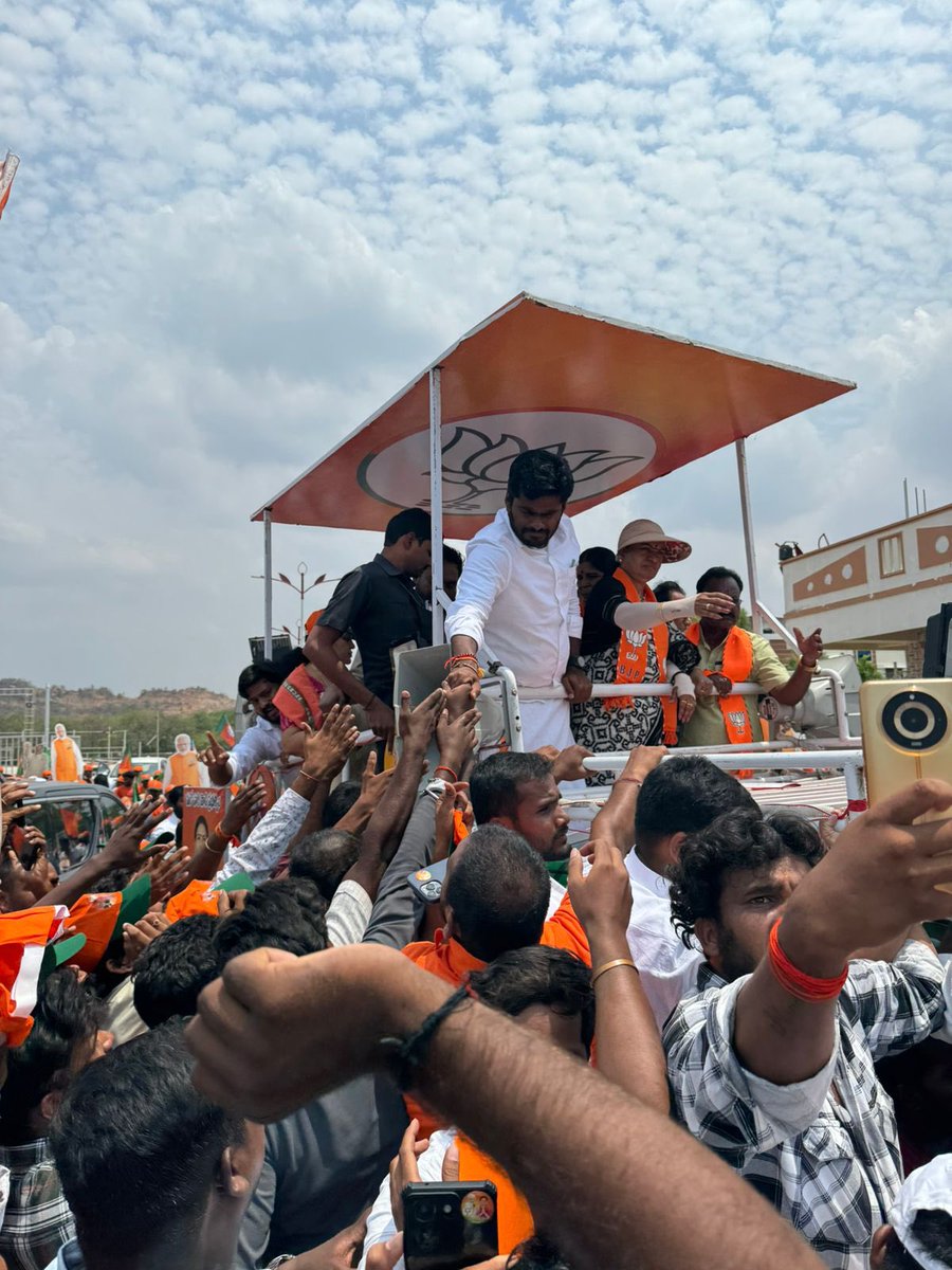 Euphoric scenes today in the road show & later in the street corner meeting as the crowd gathered expressed their love & affection for our Hon PM Shri @narendramodi avl as we campaigned for @BJP4Telangana’s Mahabub Nagar PC’s winning candidate Smt @aruna_dk garu.…