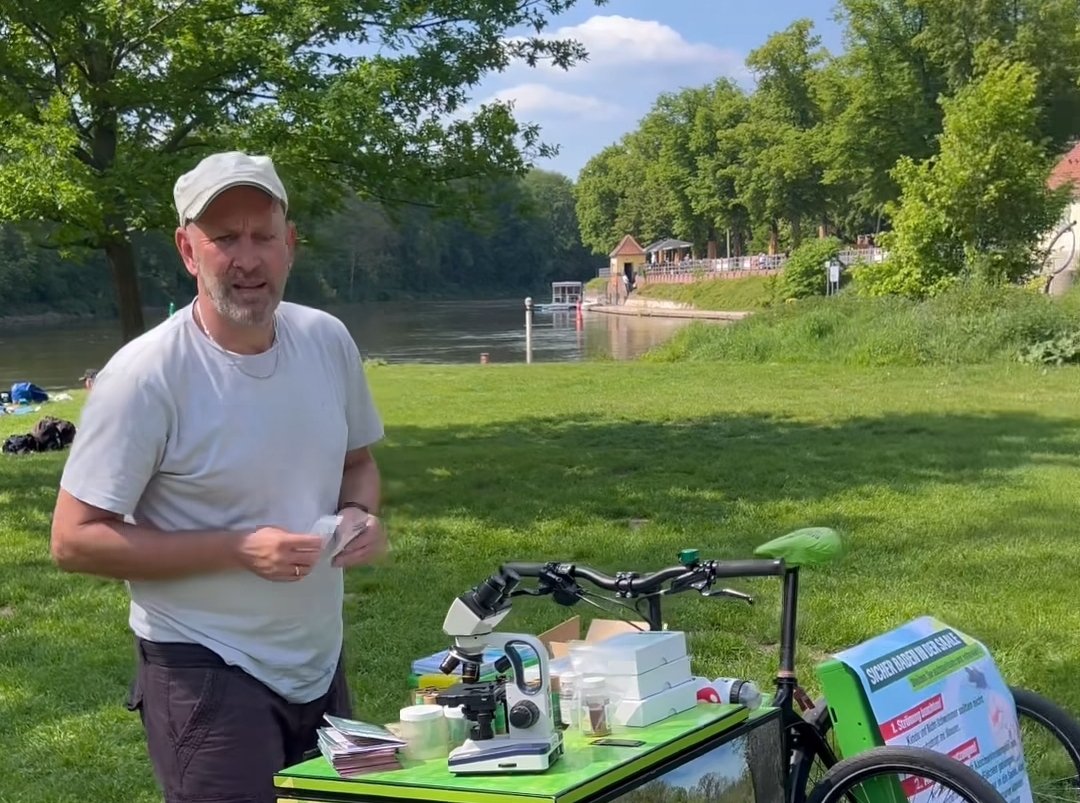 Grünen-Wahlkampfstand auf der Ziegelwiese in Halle angegriffen, Mann will Landtagsabgeordneten mit Bierflasche niederschlagen dubisthalle.de/gruenen-wahlka…