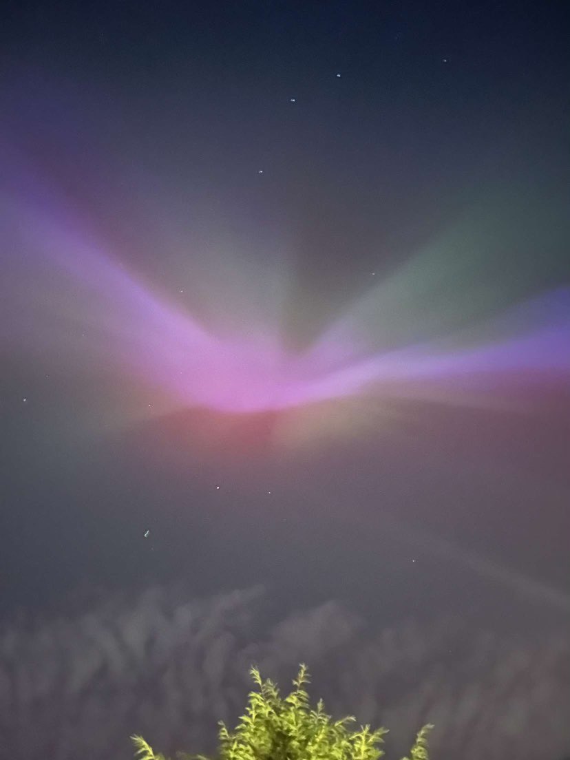 Such a stunning view last night from the U.K. #NorthernLights #NortherLightsuk #AuroraBoreal #Auroraborealis #lizziechantree