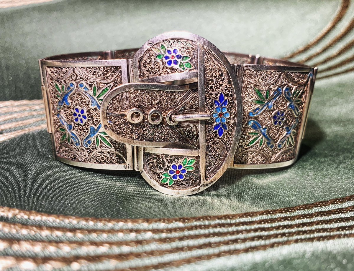 We are in love with this Portoguese belt buckle bracelet in silver filigree and enamels ✨😍

#jewellery #antiquariato #antiques #antiquestore #jewels #jewelry #bijoux #antiquejewels #bijouxanciens #venise #venezia #venice #venedig #filigree #silverfiligree