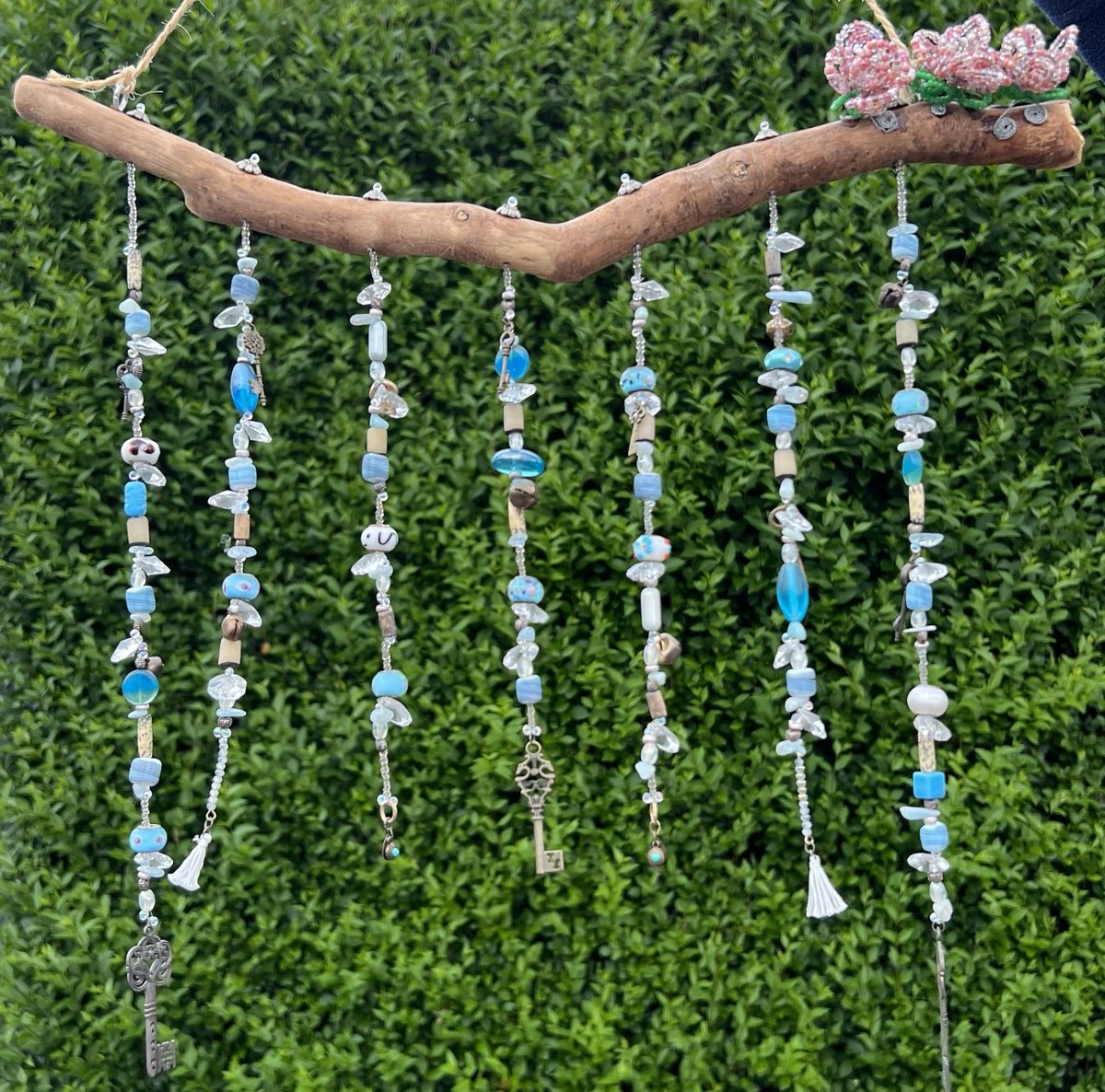 Want so BoHo sparkles this summer this drift wood suncatchers with beaded strands and beaded flowers perfect for the sunshine ☀️ 

sprattsdesigns.etsy.com/listing/150173…

#UKGiftAM