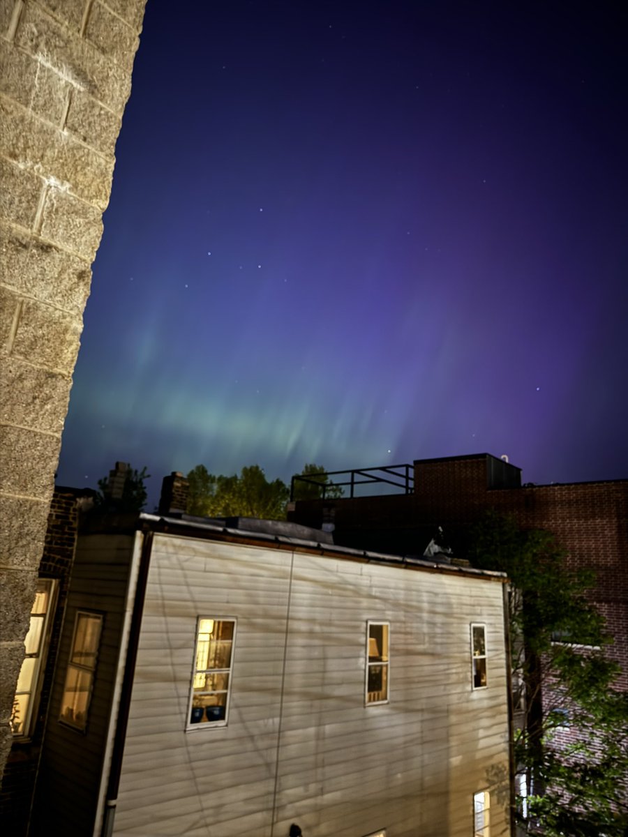PSA: the northern lights are visible in Chicago right now! i could cry from happiness
