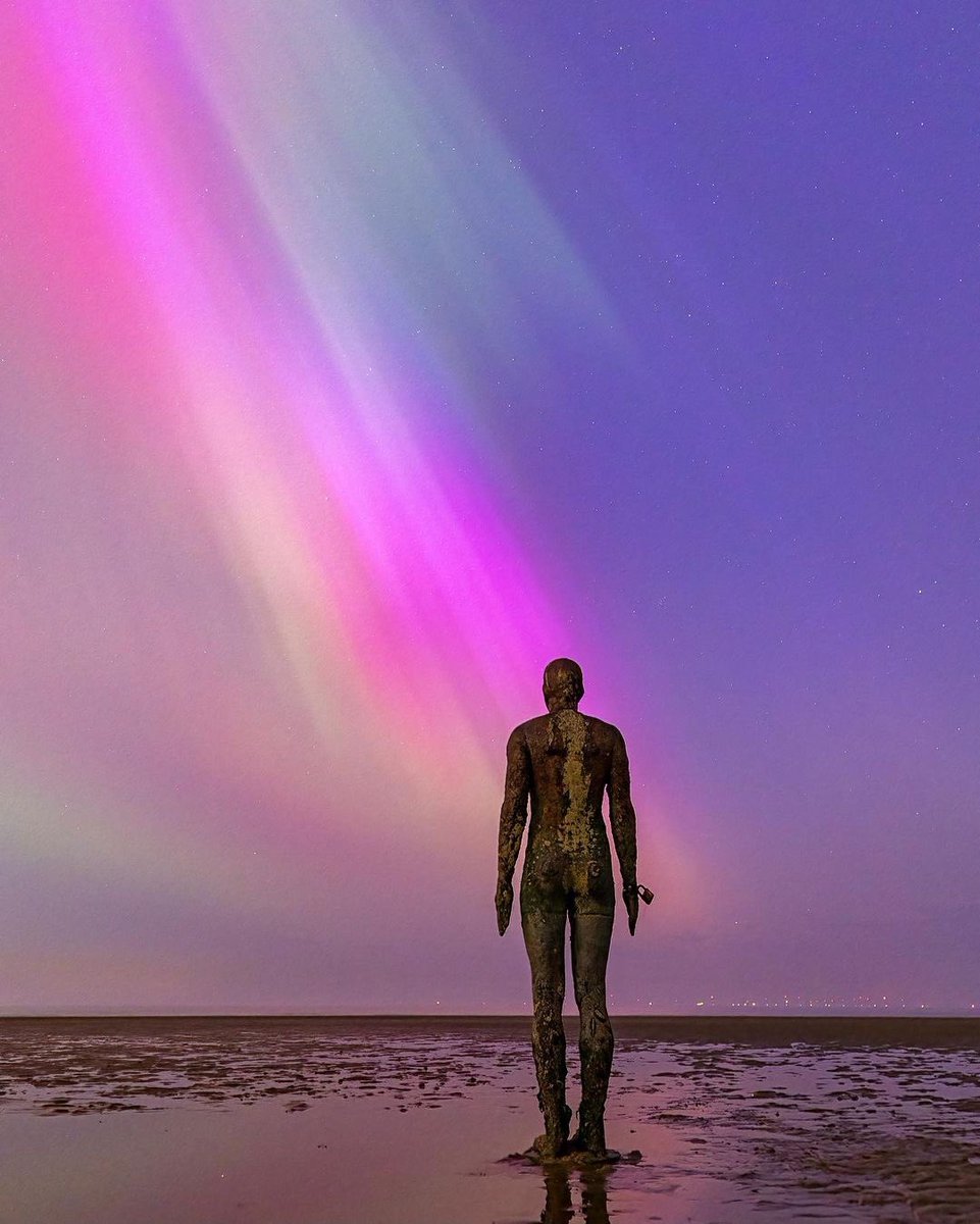 Northern Lights over Crosby Beach 😍 📸 @stevesamosa