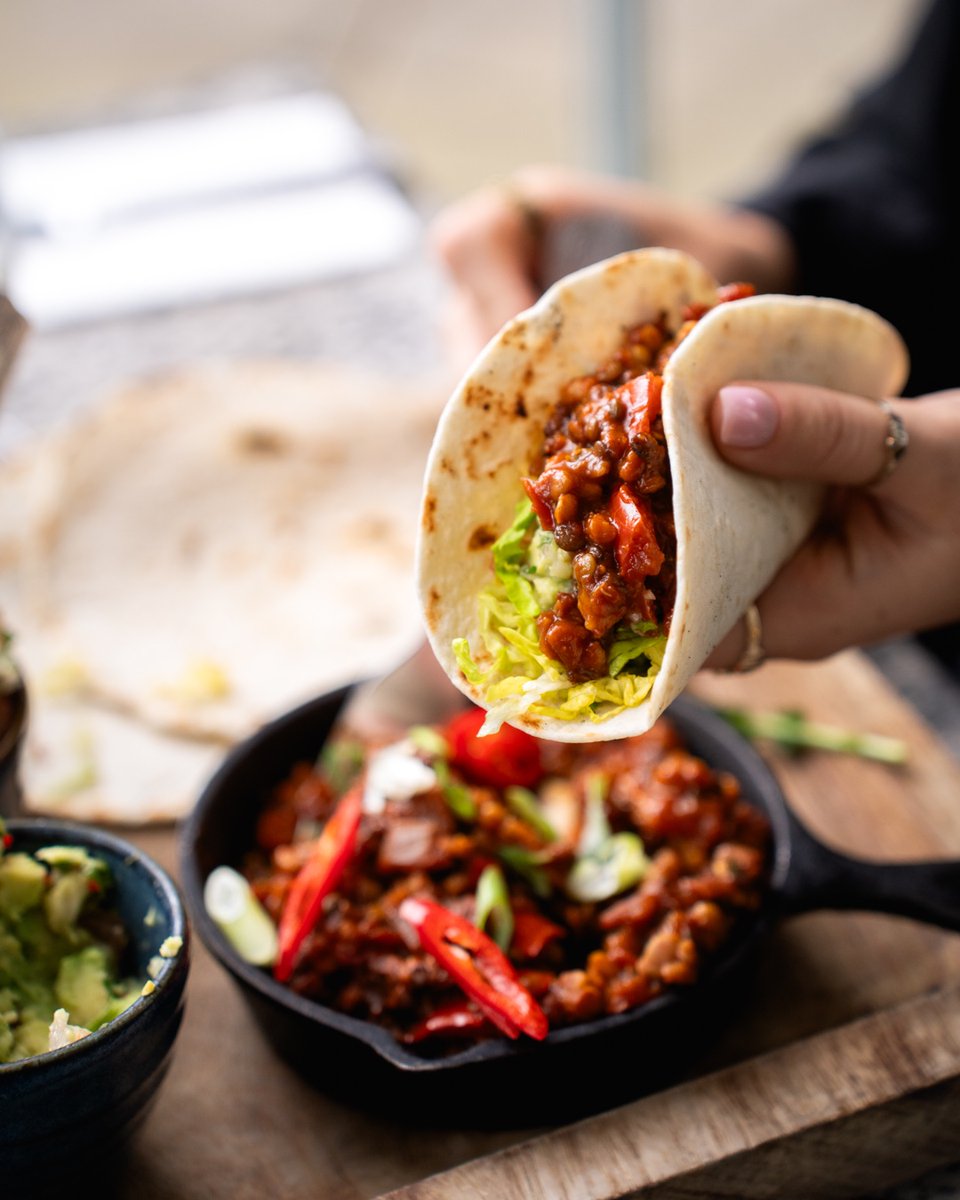 Our Avoca Good Mood Chilli, grilled soft tortillas, guacamole & pico de gallo, a perfect weekend lunch treat 😋