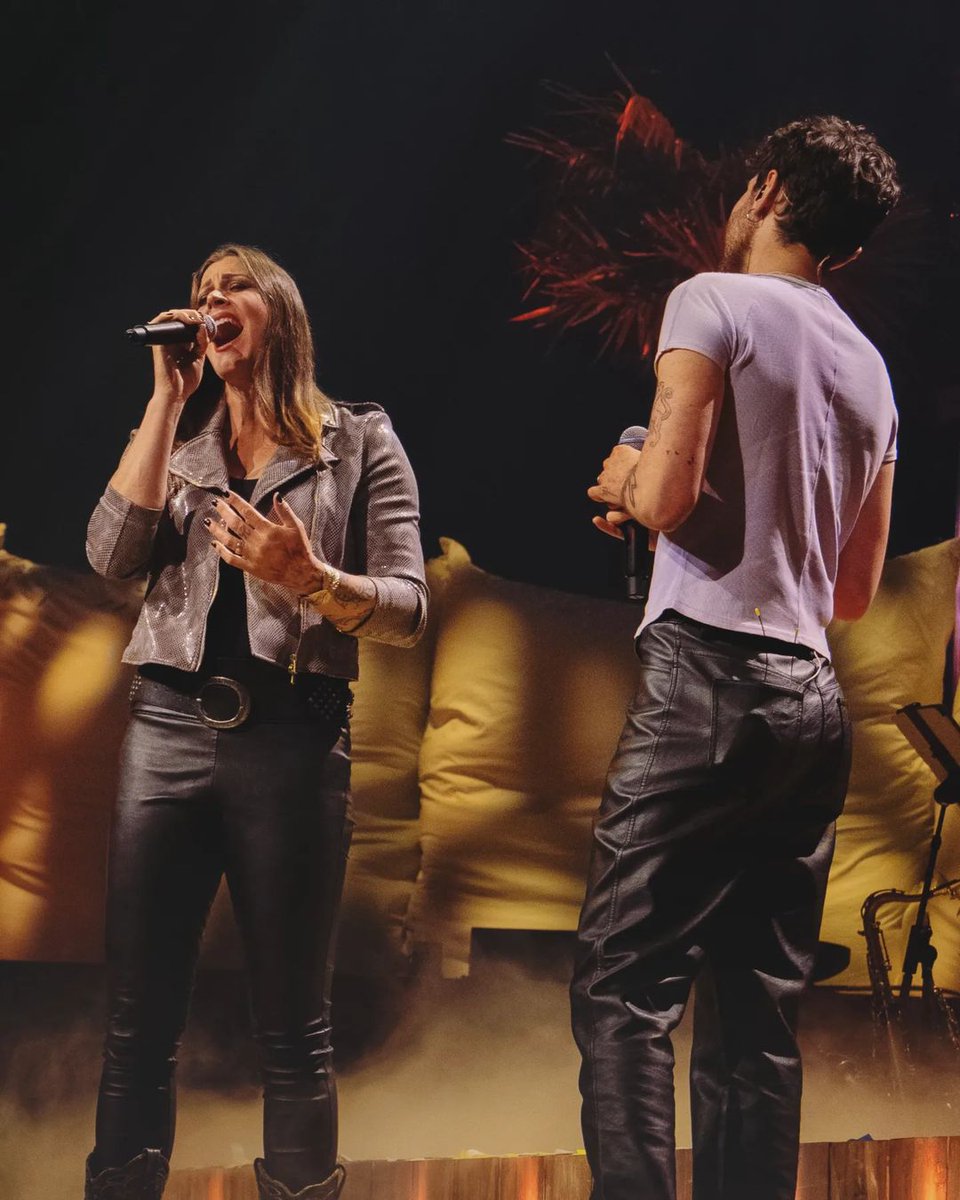 FloorJansen_'s tweet photo. SHALLOW w/ Duncan Laurence!! ❤️ Last night at Beste Zangers Live we took the stage together for the first time in front of 16.000 people. 🤩 What an energizing and beautiful experience it was! 

Coming up next:  BRIDGE Guitar Festival on June 1st in Eindhoven. Can’t wait to see you there! 🎸