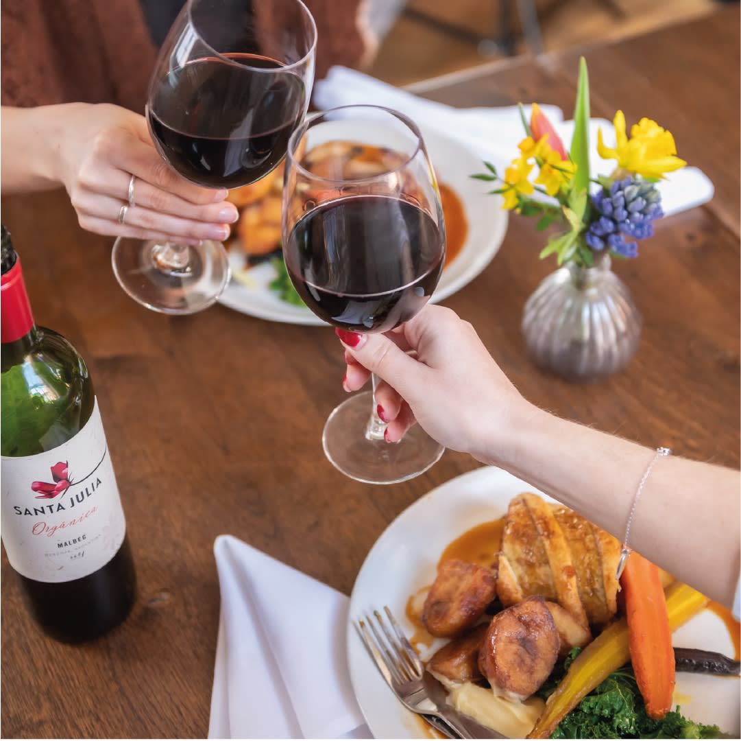 We are still taking reservations for Sunday lunch! Join us for a delicious roast!

#sunday #sundayroast #roast #roastdinner #gravy #wine #malbec #redwine #drinks #sundaylunch #lunch #sundaydinner #family #friends #dogfriendly #dogfriendlyplacesuk #beergarden #bar #gastropub