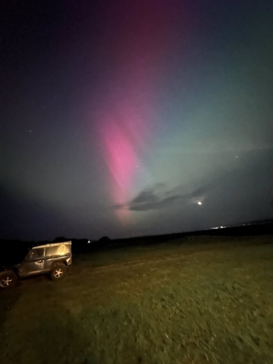 simont0612's tweet photo. Northern lights #gower https://t.co/brDA6tBIAc