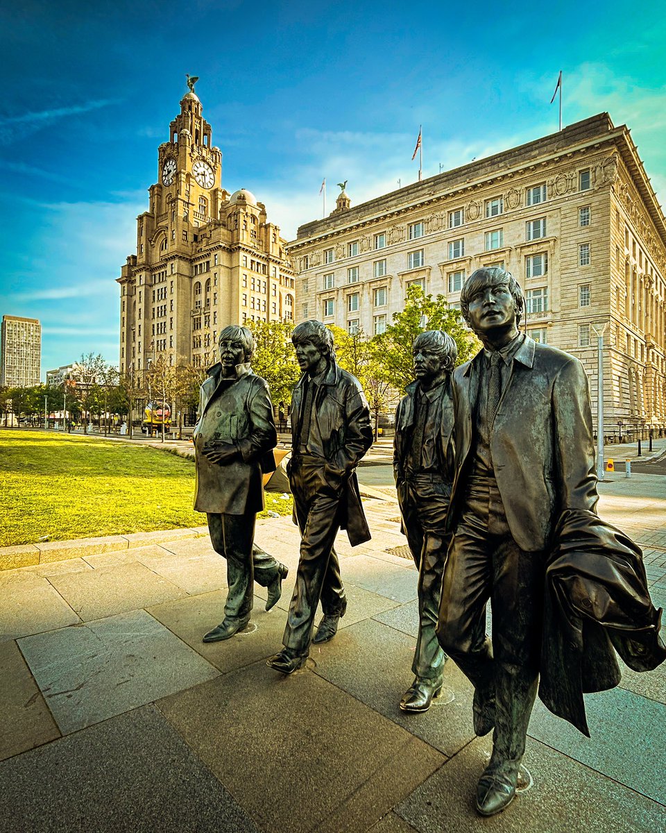 The Lads 🖤📸 aka “The Beatles” #Photography #Photographer #Liverpool #Canon #LiverpoolPhotography #photosofliverpool #pierhead #thebeatles #beatlesstatue #liverpoolwaterfront #sunshine #liverbuilding #liverbird #statue