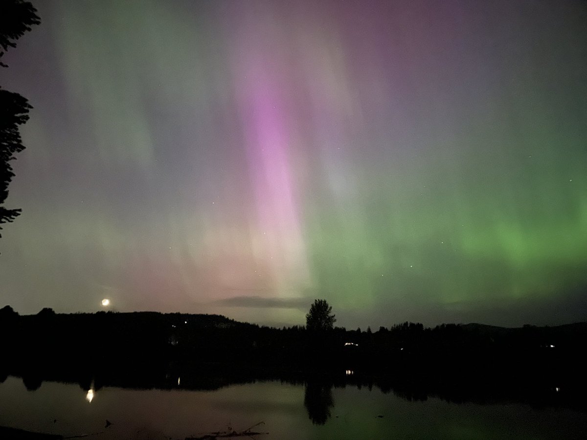 Talarianjs's tweet image. Aurora! Drove out of the city a good hour to get these. iPhone over saturated the colours a bit with the long exposure versus naked eye but still highly visible for us.