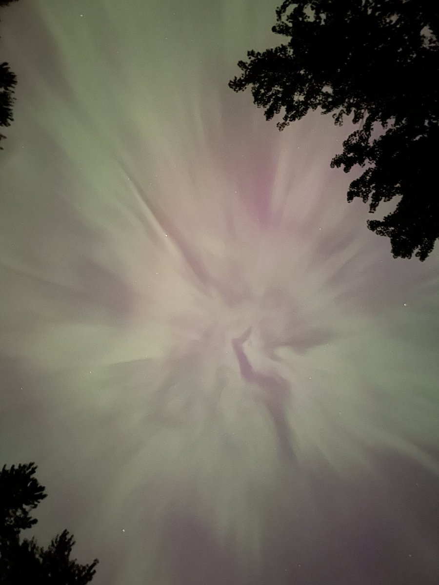 Talarianjs's tweet image. Aurora! Drove out of the city a good hour to get these. iPhone over saturated the colours a bit with the long exposure versus naked eye but still highly visible for us.