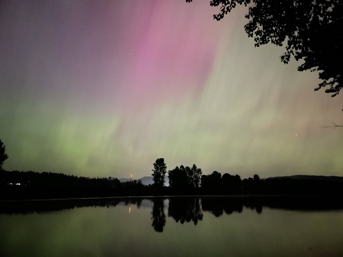 Talarianjs's tweet image. Aurora! Drove out of the city a good hour to get these. iPhone over saturated the colours a bit with the long exposure versus naked eye but still highly visible for us.