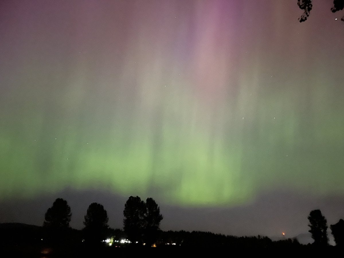 Talarianjs's tweet image. Aurora! Drove out of the city a good hour to get these. iPhone over saturated the colours a bit with the long exposure versus naked eye but still highly visible for us.