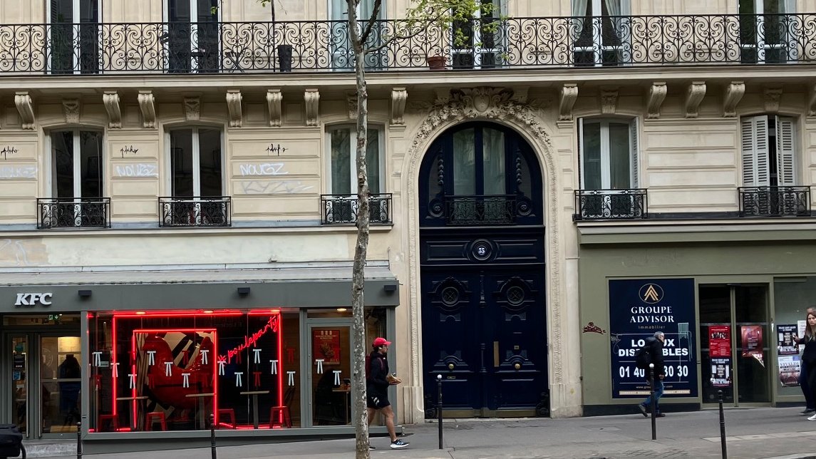 Evolution du boulevard Saint-Michel : A côté de la Sorbonne, au milieu des boutiques vides, le local précédemment occupé par un Daily Monop puis Marks & Spencer Food a été repris. Par KFC... Après un sursaut gentrificateur vers 2010-2015, la paupérisation se confirme. 1/4