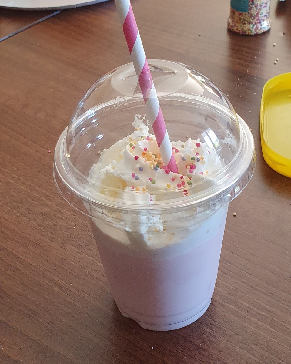 👏Cheers to the inspiring Health and Social Care students at Ysgol Eirias for brightening up Merton Place! As they prepare for their A Levels, the residents said goodbye with a sweet surprise - doughnuts and milkshakes!🍩🥤 Good luck! #MakingADifference